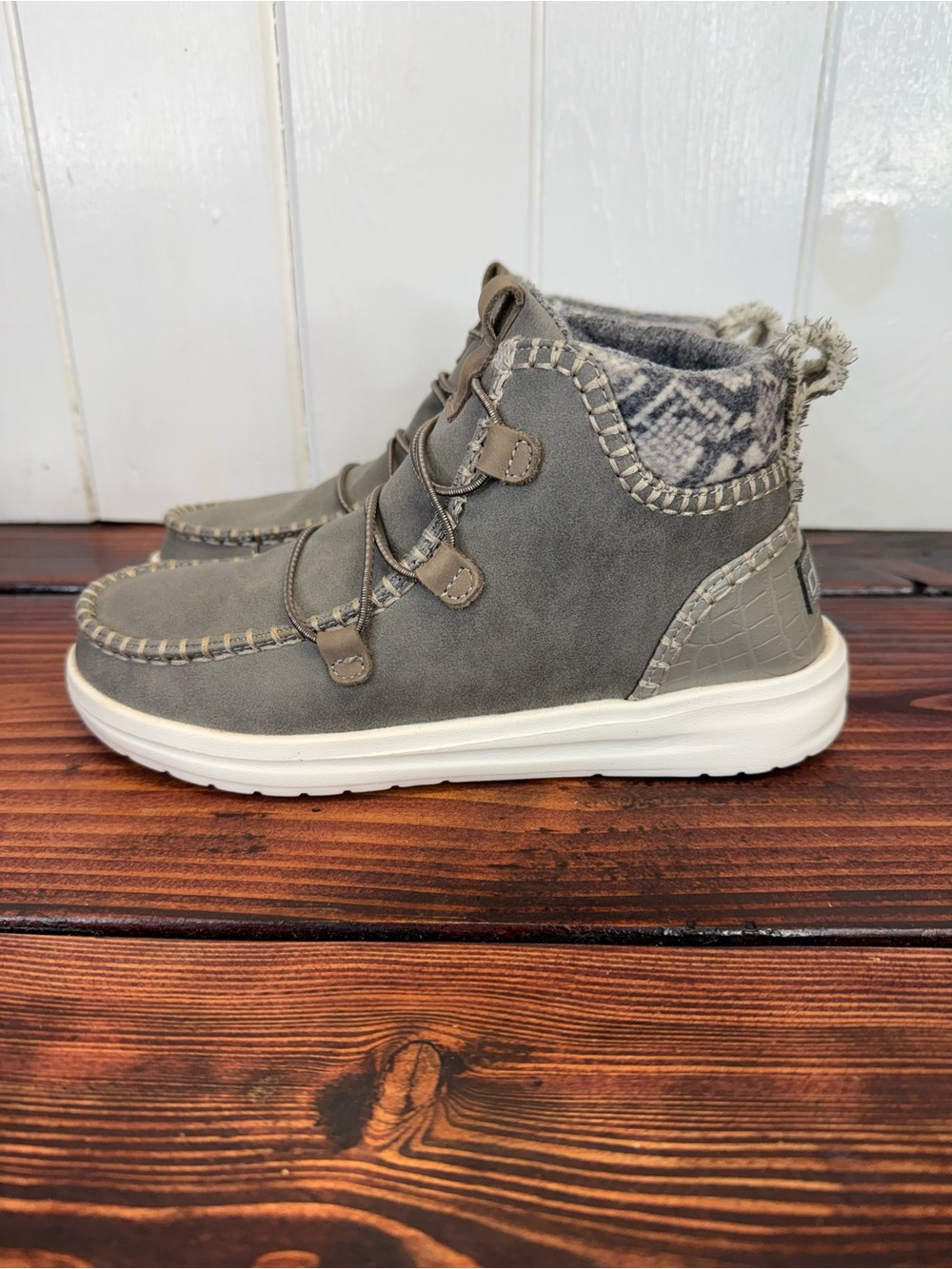 Hey Dude Eloise Recycled Leather Granite Grey Mid-Top Shoes – Women’s Size 7